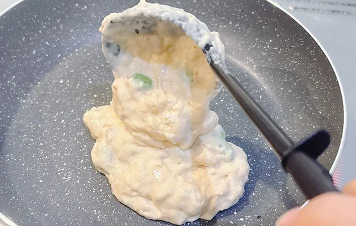 『おかずパンケーキ』を作る写真（撮影：キジカク）