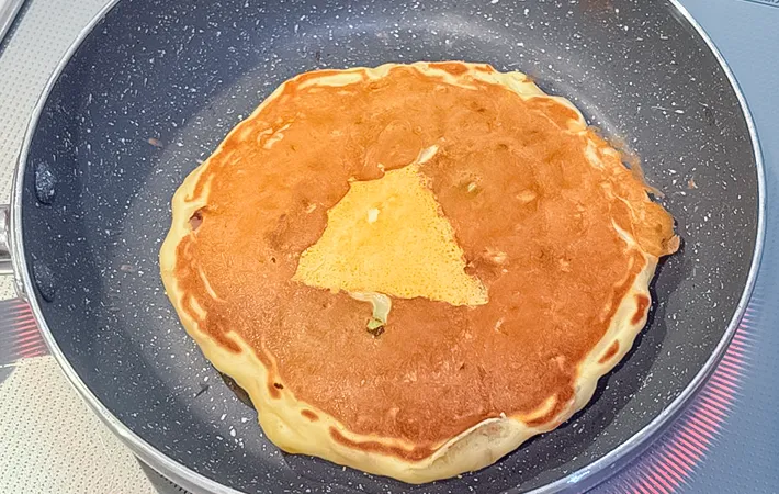 『おかずパンケーキ』を作る写真（撮影：キジカク）