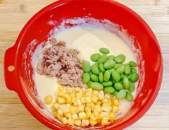 『「６Ｐチーズ」のおかずパンケーキ』の生地を作る写真（撮影：キジカク）