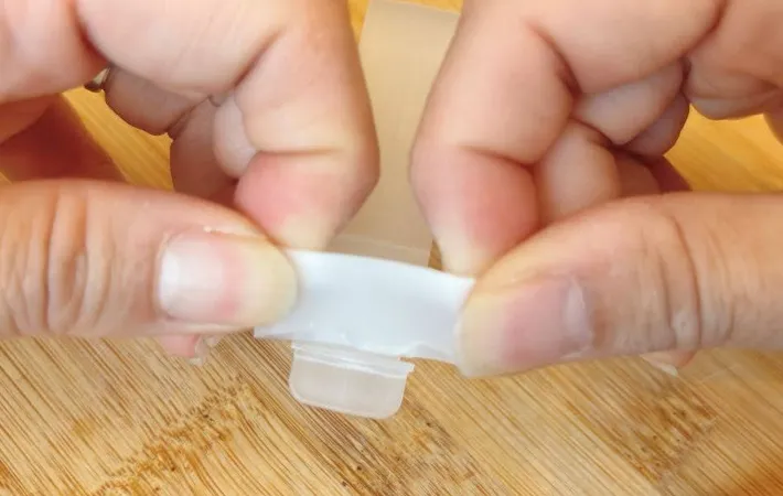 『つっぱり棒に掛けられる！ツールフック』の使用写真（撮影：キジカク）