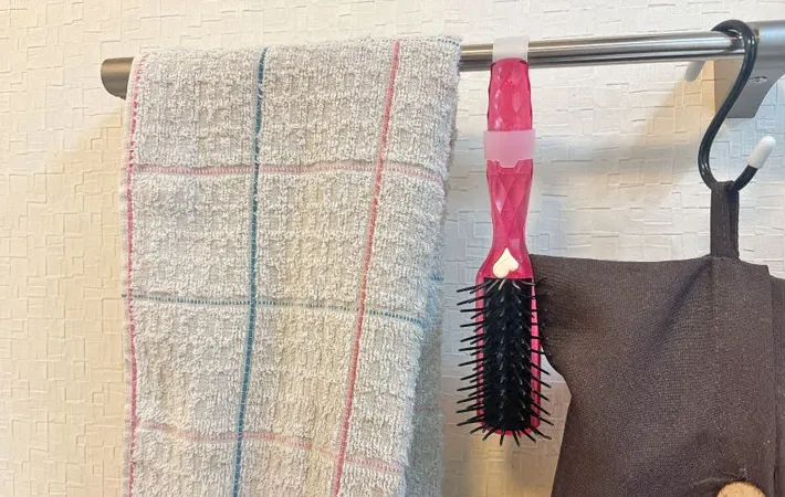 『つっぱり棒に掛けられる！ツールフック』の使用写真（撮影：キジカク）