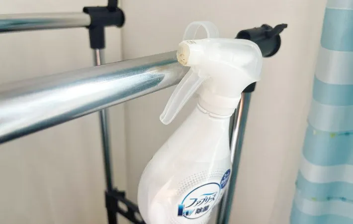 『つっぱり棒に掛けられる！ツールフック』の使用写真（撮影：キジカク）