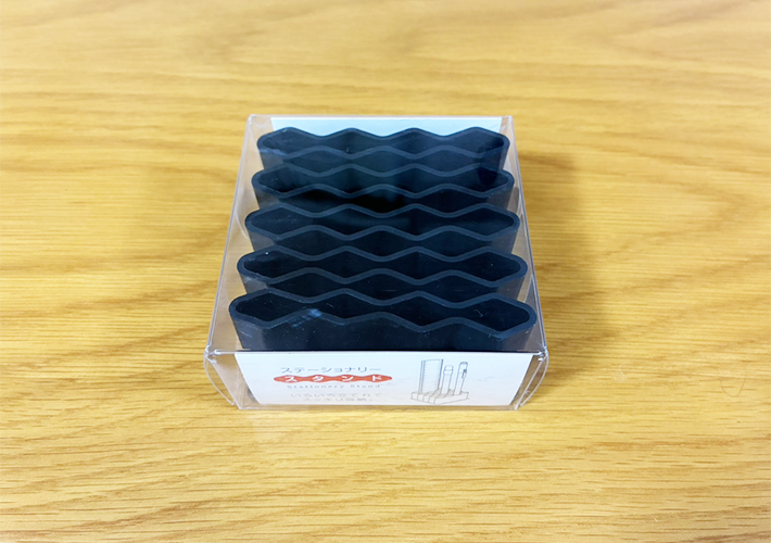 セリアの『ステーショナリースタンド』の活用法（撮影：grapeライフハック編集部）