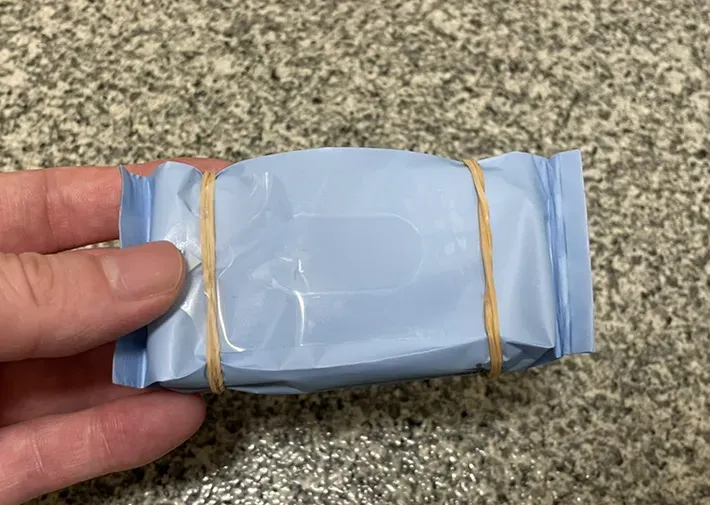 輪ゴムを巻いたウェットシートの写真（撮影：grapeライフハック編集部）