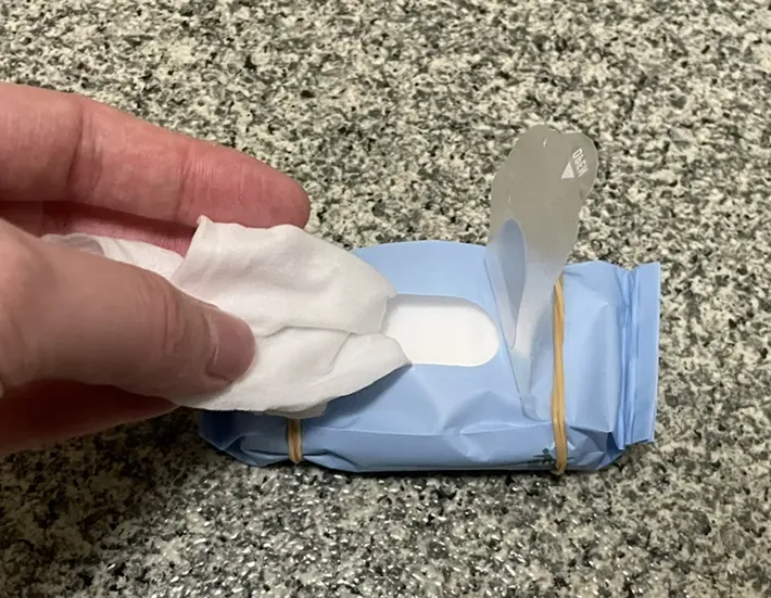 ウェットシートを取り出す写真（撮影：grapeライフハック編集部）