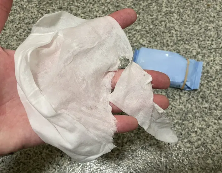 破れたウェットシートの写真（撮影：grapeライフハック編集部）