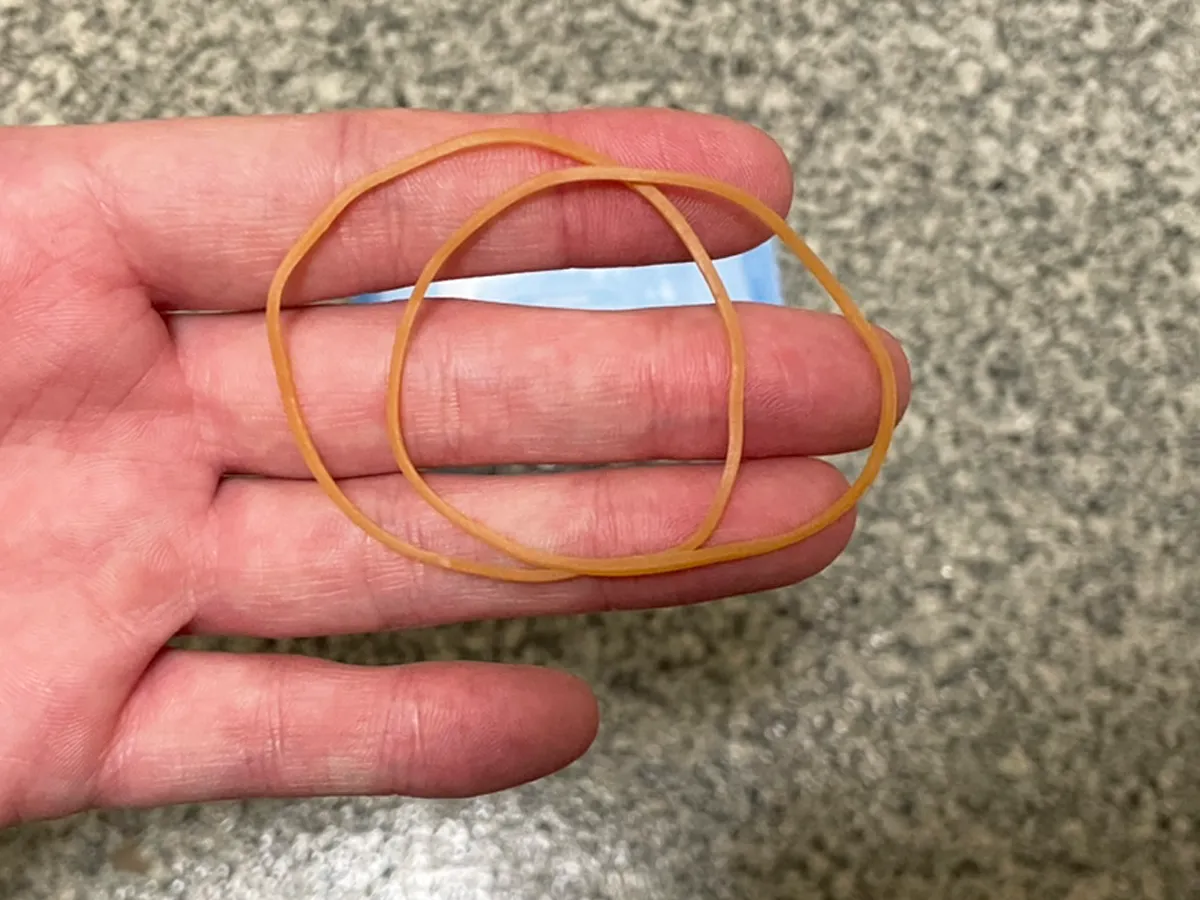 輪ゴムの写真ウェットシートの写真（撮影：grapeライフハック編集部）