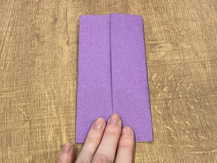 折り紙を真ん中まで折る写真（撮影：grapeライフハック編集部）