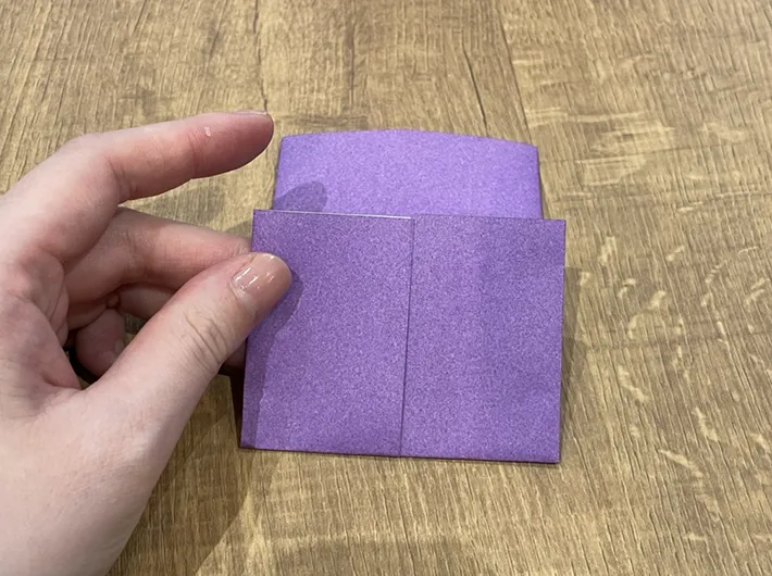 折り紙の3分の1の幅を折る写真（撮影：grapeライフハック編集部）