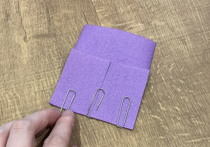 折り紙にゼムクリップを装着する写真（撮影：grapeライフハック編集部）
