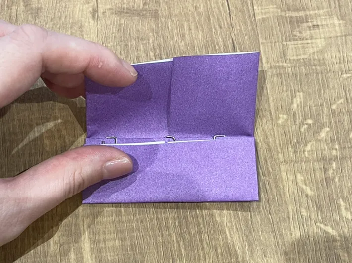 折り紙を繰り返し折る写真（撮影：grapeライフハック編集部）