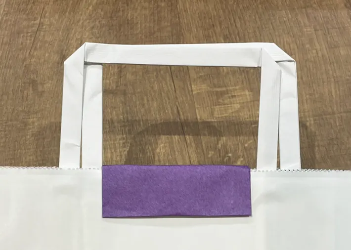 紙袋を閉じる写真（撮影：grapeライフハック編集部）