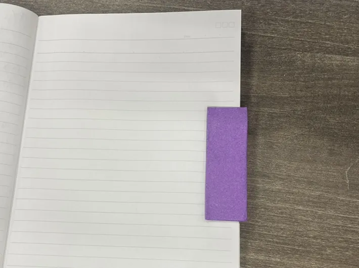 ノートの端に折り紙クリップを装着した写真（撮影：grapeライフハック編集部）
