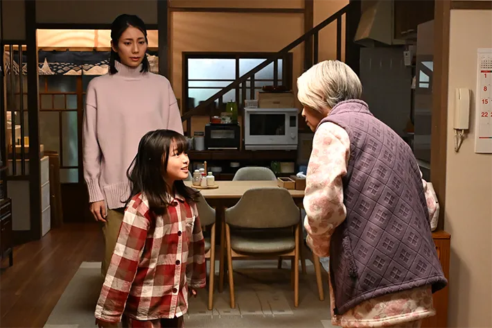 『夫に間違いありません』に出演する松下奈緒さんと朝加真由美さんが写る場面写真