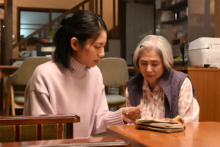 『夫に間違いありません』に出演する松下奈緒さんと朝加真由美さんが写る場面写真