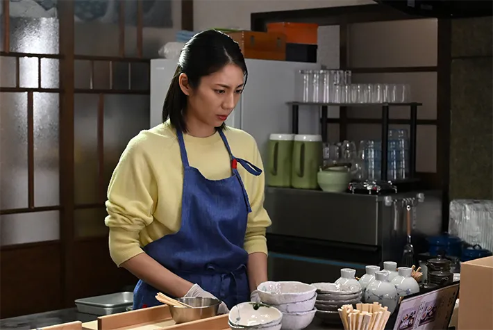 『夫に間違いありません』に出演する松下奈緒さんが写る場面写真