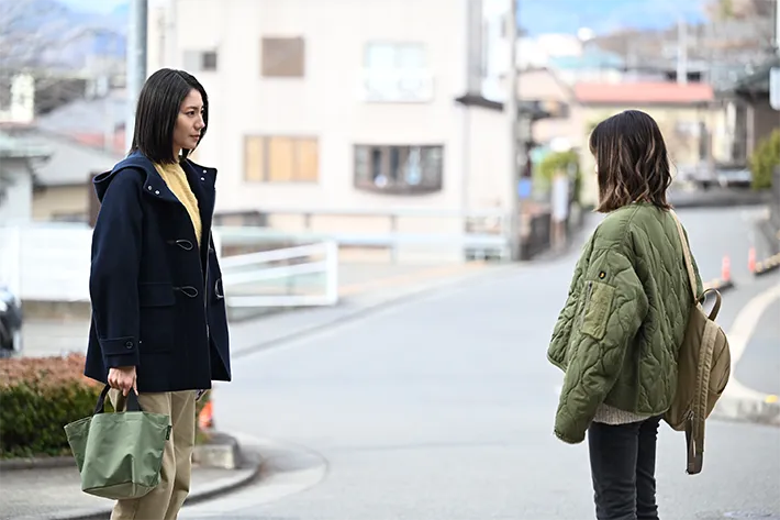 『夫に間違いありません』に出演する松下奈緒さんと桜井ユキさんが写る場面写真