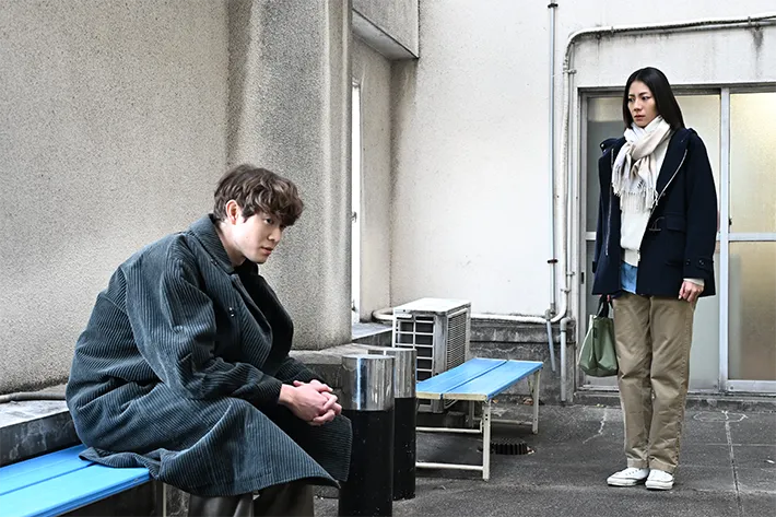 『夫に間違いありません』に出演する松下奈緒さんと宮沢氷魚さんが写る場面写真