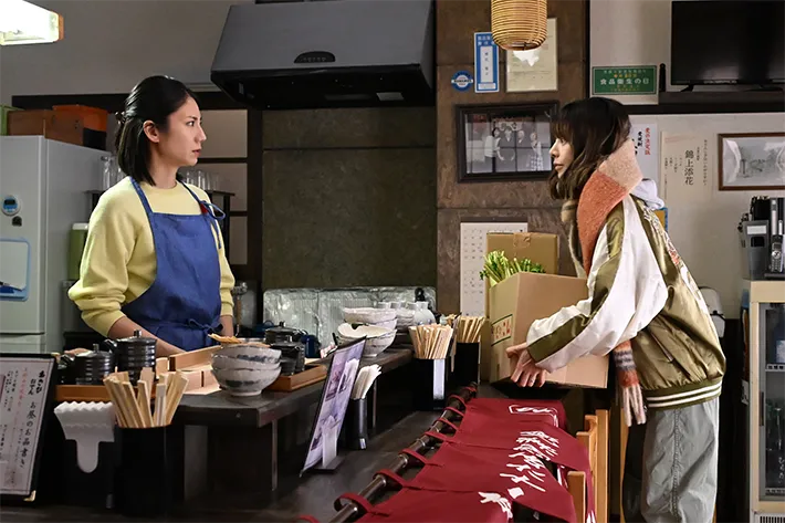 『夫に間違いありません』に出演する松下奈緒さんと桜井ユキさんが写る場面写真