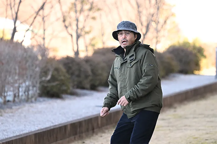 『夫に間違いありません』に出演する安田 顕さんが写る場面写真