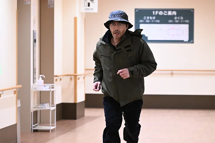 『夫に間違いありません』に出演する安田 顕さんが写る場面写真