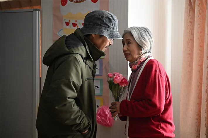 『夫に間違いありません』に出演する安田 顕さんと朝加真由美さんが写る場面写真