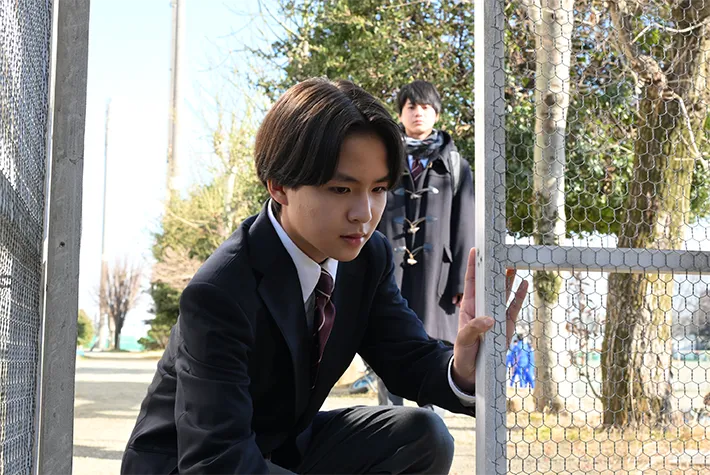 『夫に間違いありません』に出演する山﨑真斗さんと二井景彪さんが写る場面写真