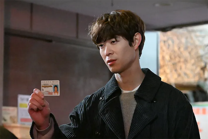 『夫に間違いありません』に出演する宮沢氷魚さんが写る場面写真