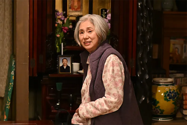 『夫に間違いありません』に出演する朝加真由美さんが写る場面写真