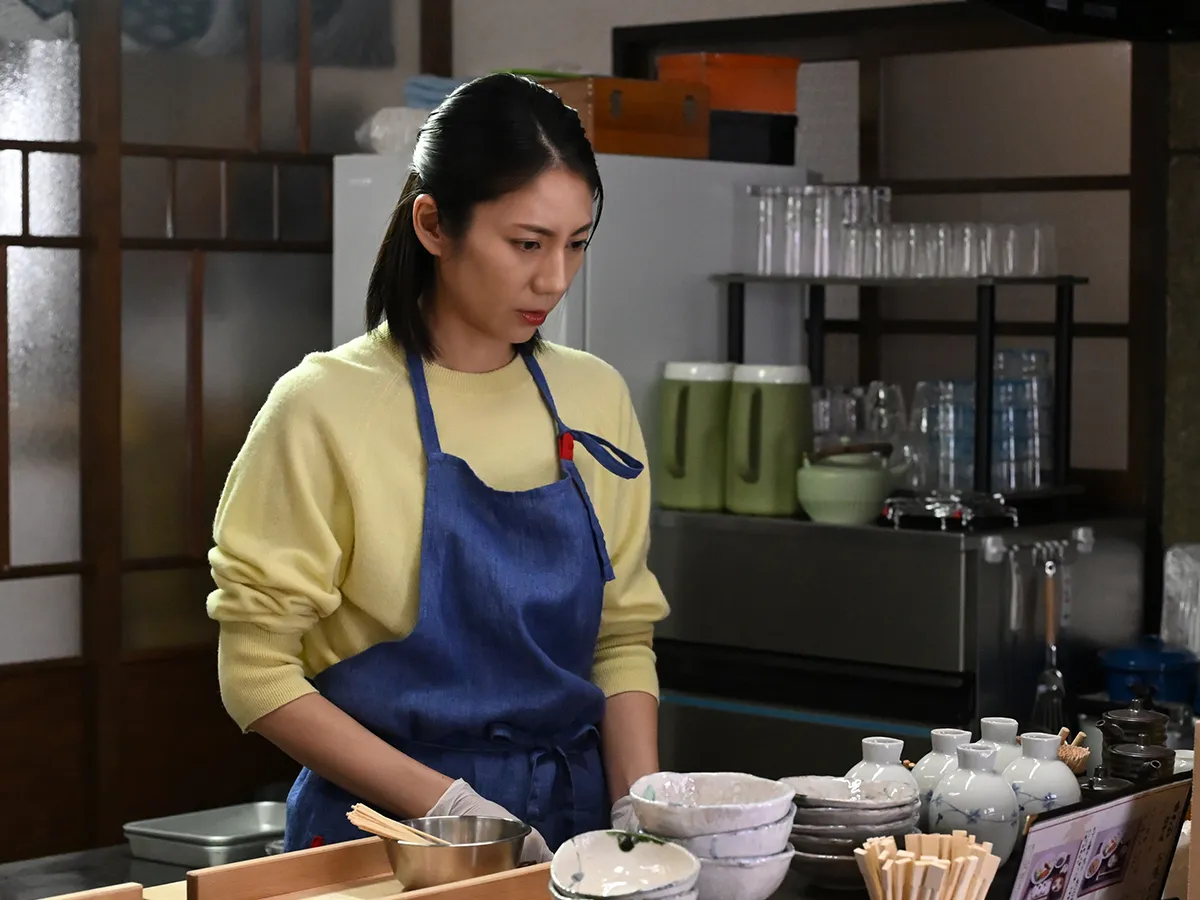 『夫に間違いありません』に出演する松下奈緒さんが写る場面写真