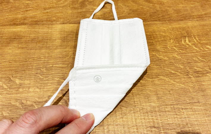 大人用マスクを子供サイズにする方法（撮影：grapeライフハック編集部）