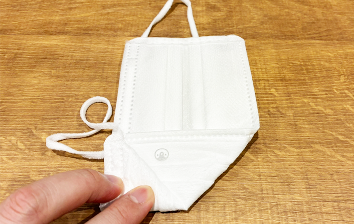 大人用マスクを子供サイズにする方法（撮影：grapeライフハック編集部）