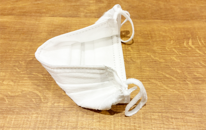 大人用マスクを子供サイズにする方法（撮影：grapeライフハック編集部）