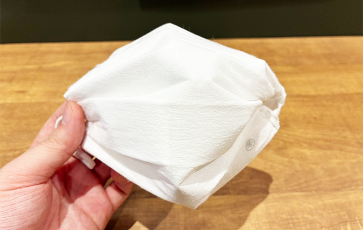 大人用マスクを子供サイズにする方法（撮影：grapeライフハック編集部）