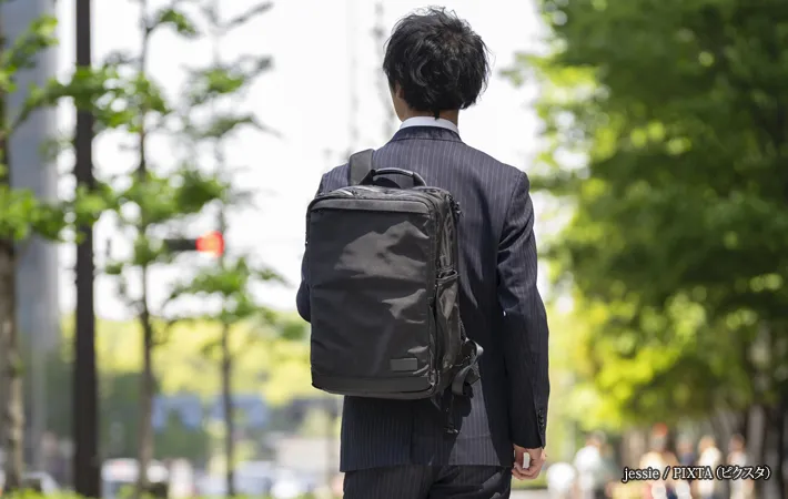 『街を歩く30代のビジネスマン　後ろ姿』の写真