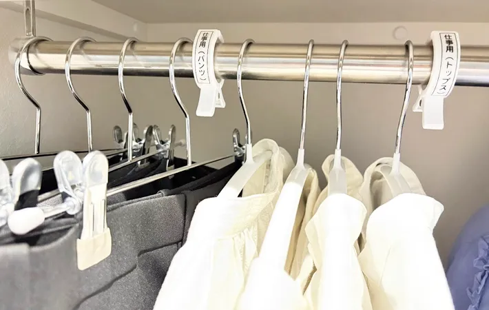 『仕切りラベルをつけたクローゼット』の写真（撮影：Classy Life）