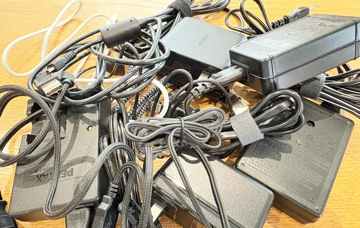 『たくさんのコード類』の写真（撮影：Classy Life）