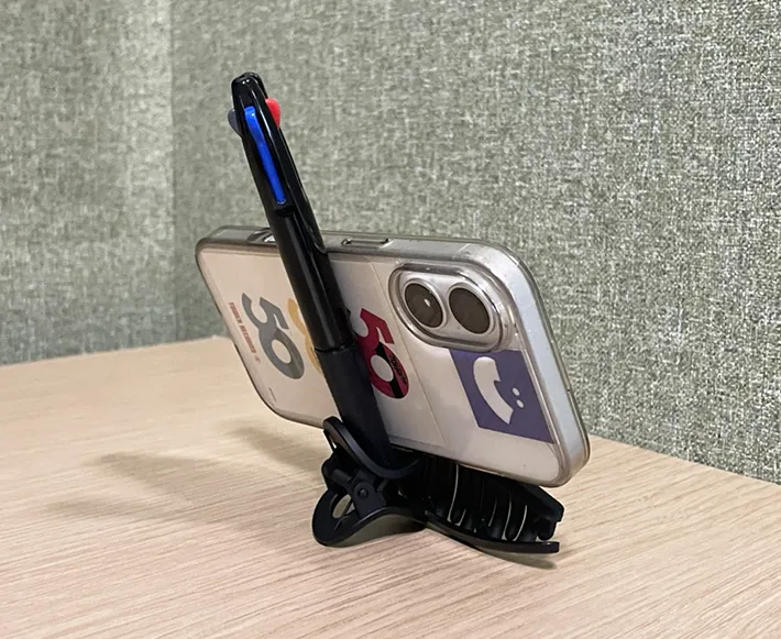 スマホを立てかけた写真（撮影：grapeライフハック編集部）