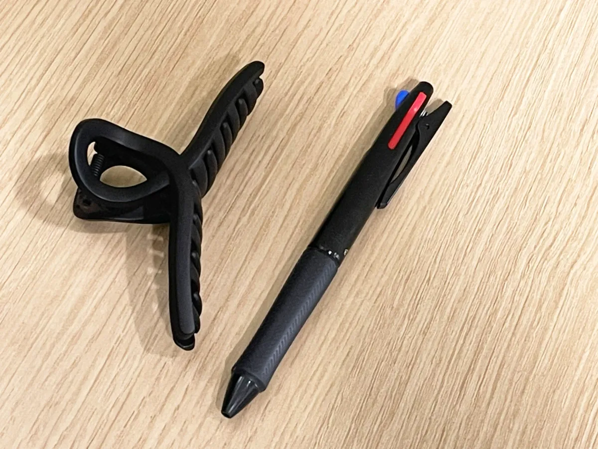 ヘアクリップとペンの写真(撮影:grapeライフハック編集部)