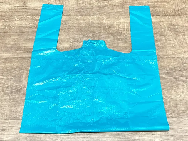 レジ袋を2つ折りにする（撮影：grapeライフハック編集部）