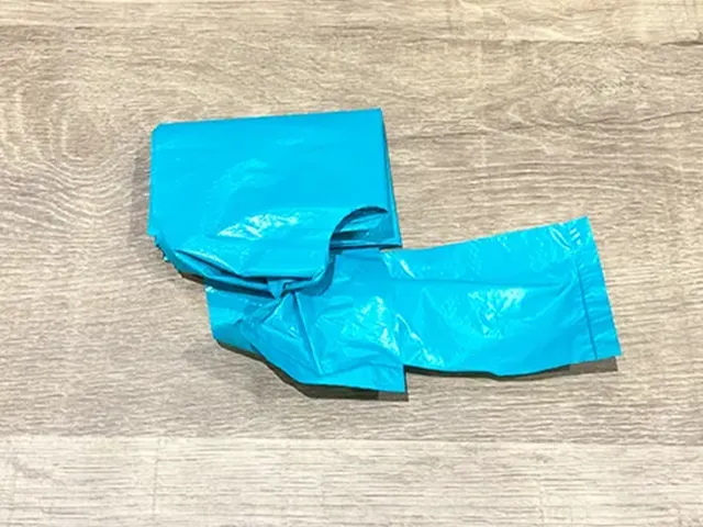 レジ袋の長い端を短い端の輪に通す（撮影：grapeライフハック編集部）