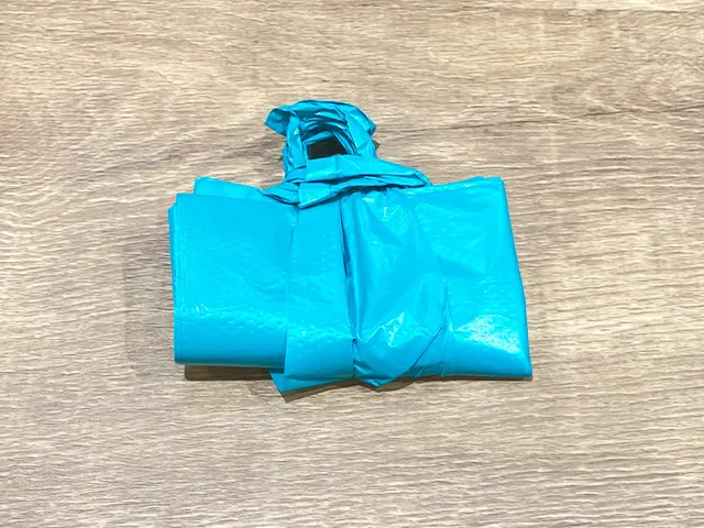 レジ袋の短い端を長い端の輪に通す（撮影：grapeライフハック編集部）