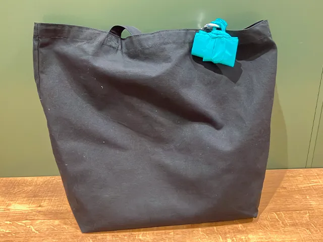 レジ袋をカラビナにつける（撮影：grapeライフハック編集部）