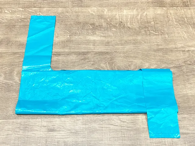 レジ袋の右端を折る（撮影：grapeライフハック編集部）