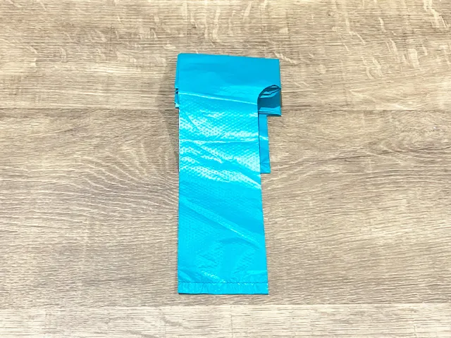 レジ袋の右端を折って真ん中まで折って２回折り、上から下に折った（撮影：grapeライフハック編集部）