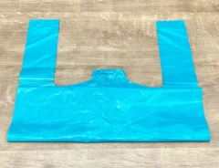 レジ袋を4つ折りにする（撮影：grapeライフハック編集部）