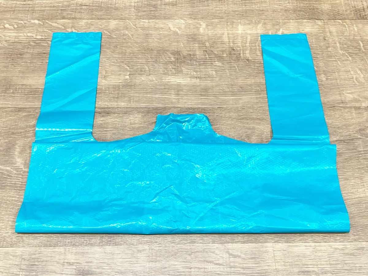 レジ袋を4つ折りにする(撮影:grapeライフハック編集部)