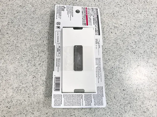 『壁ピタティッシュ』の裏面を紹介する（撮影：grapeライフハック編集部）