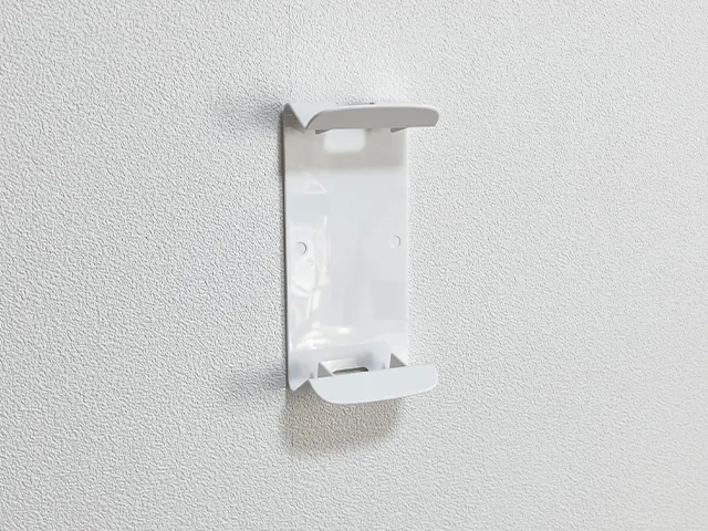 『壁ピタティッシュ』を壁に貼る（撮影：grapeライフハック編集部）