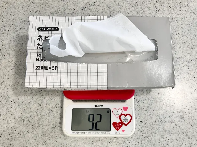 ボックスティッシュの重さを量る（撮影：grapeライフハック編集部）